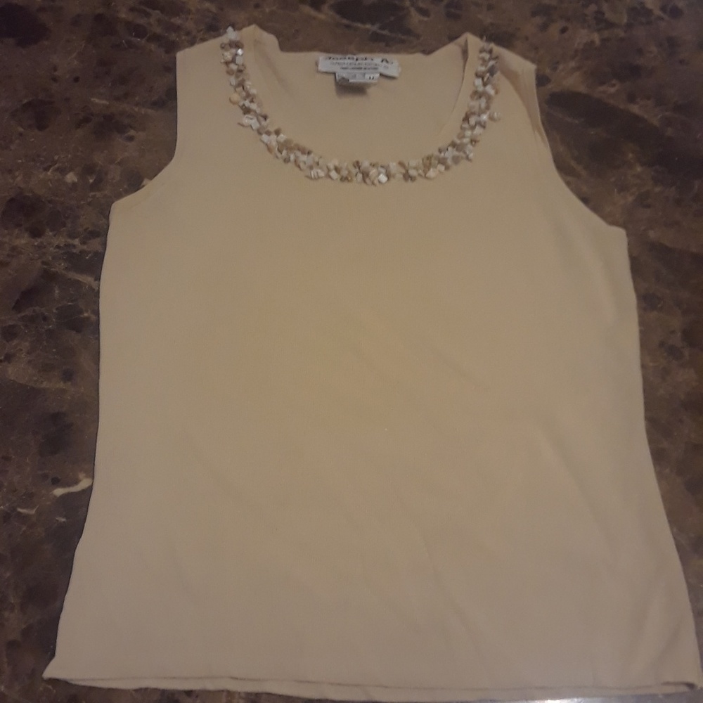Seashell and rock design top
